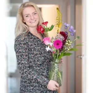 Verjaardagsboeket met gerbera's en seizoensbloemen in een vaas