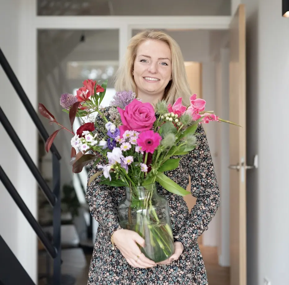 Bloemen als relatiegeschenk: vers boeket van de teler in een vaas