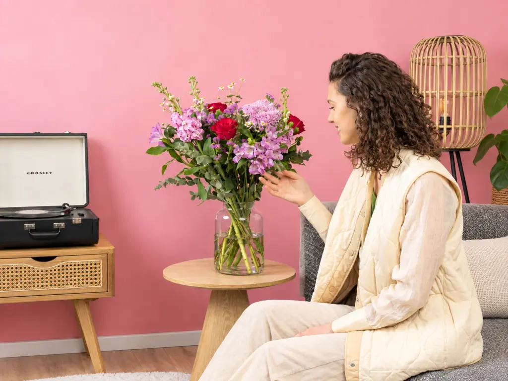 Bloemen bestellen: vers veldboeket van de teler in een vaas in huis
